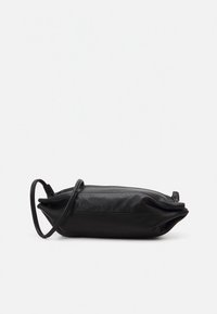 Čierna kožená listová kabelka s úzkym obdĺžnikovým tvarom, horným zipsovým uzáverom a dlhým nastaviteľným popruhom na nosenie.