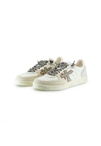 Weiße Leder-Sneakers mit beigen Wildleder-Details, einer Leopardenmuster-Lace-Overlay, perforiertem Zehenbereich und buntem besticktem Logo.