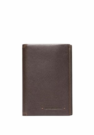 Portefeuille en cuir marron avec bords cousus et nom de la marque embossé « Arthur & Aston » centré près du bas à l’avant.