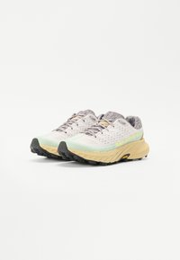 Chaussures de trail running avec une tige en mesh gris clair, des accents vert menthe, une semelle intermédiaire jaune et une semelle extérieure en caoutchouc noir texturé.