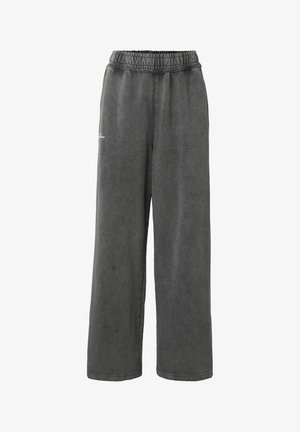 Mørkegrå vide bukser med elastisk midjebånd og subtil logo på venstre lår, laget av mykt teksturert stoff.