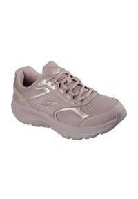 Zapatilla deportiva de color rosa claro con parte superior de malla, acentos reflectantes en plata, cuello acolchado y suela con textura para mayor agarre.