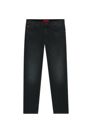 Svarta denimjeans med rak bendesign, fem fickor och en röd etikett på midjan. Tyget har en slät yta och en lätt blekning.