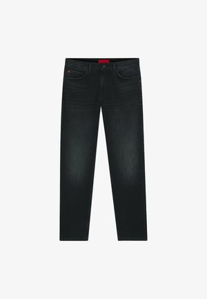 Schwarze Jeans aus Denim mit geradem Bein, fünf Taschen und einem roten Etikett am Bund. Der Stoff hat eine glatte Textur und leichte Ausbleichungen.