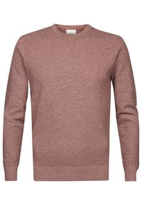 Sweter wykonany na drutach w miękkim, melanżowym odcieniu różu. Posiada klasyczny okrągły dekolt oraz długie rękawy z ribbowanymi mankietami i dołem.