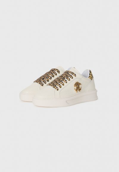 Sneakers in pelle bianca con un'accentuazione in stampa leopardo sui lacci, un'emblema dorato sul lato e una suola in gomma.