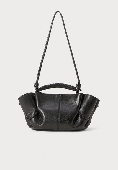 Zwarte leren handtas met een gestructureerde afwerking, zachte plooien, dubbele hengsels en een geweven handvatdetail. Compact, met een open bovenkant ontwerp.