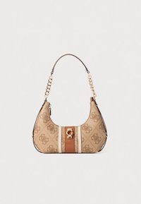 Sac à épaule beige avec un motif logo ton sur ton, accent rayé marron, quincaillerie dorée et bandoulière chaîne. Texture lisse avec une forme structurée.