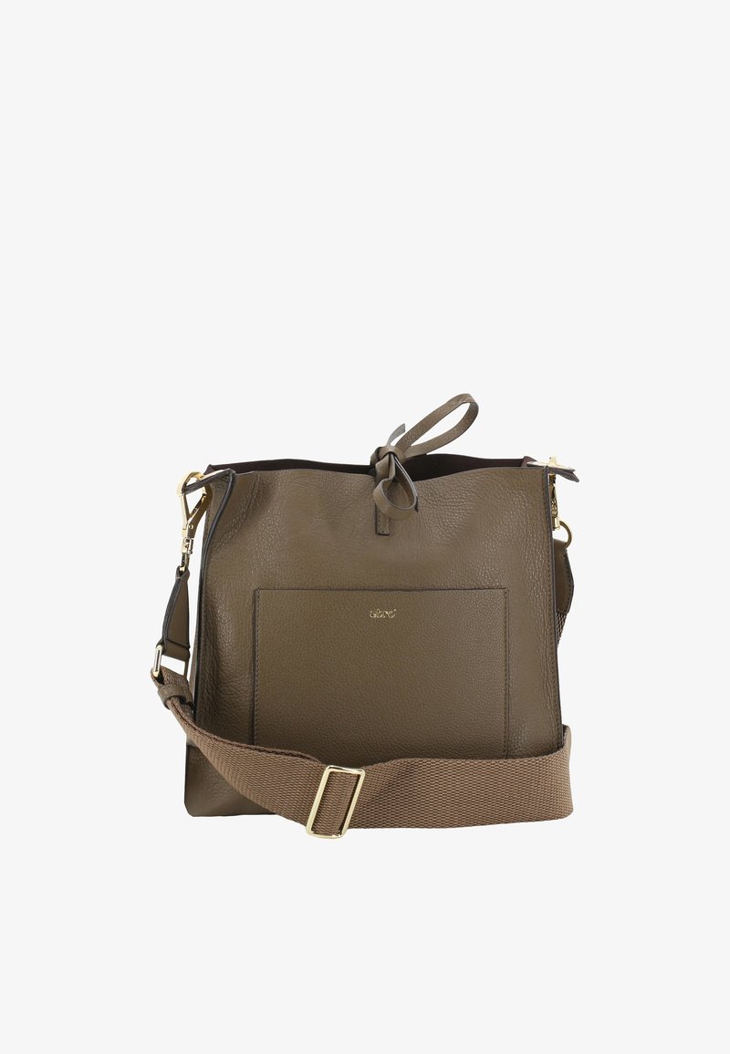 Grau strukturiert Tasche aus Leder mit einem oberen Reißverschluss, abnehmbarem Schultergurt und einer Fronttasche. Mit Details aus goldfarbenem Metall und einer Schleife.