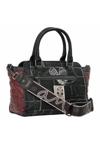 Borsa nera e bordeaux con texture a trapuntatura, accessori in argento e tracolla regolabile. Presenta disegni artistici disegnati a mano e una toppa con logo.