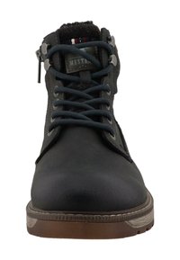 Schwarze Lederstiefeletten mit blauen Schnürsenkeln, strukturierter Innenausstattung und Metallösen. Mit einer robusten Sohle und minimalistischen Designelementen.