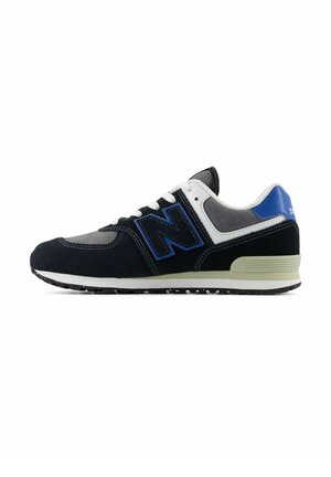 Chaussure de course pour homme en suède et mesh bleu marine, gris et blanc, avec un logo en accent bleu, une semelle en caoutchouc épaisse et un design classique à lacets.