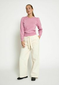 PEPPERCORN REMI ROUND NECK PUFF - Vesta - met moonlite pink metallic