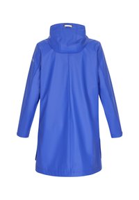 Kék vízálló esőkabát, kapucnival, hosszú ujjakra és egyenes szabású. Oldalsó hasítékokkal, sima textúrával és állítható húzózsinórral a nyaknál.