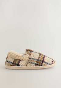 Chausson en laine avec un motif écossais multicolore comportant des accents crème, bleu et rouille. Intérieur doux et texturé et semelle extérieure beige.