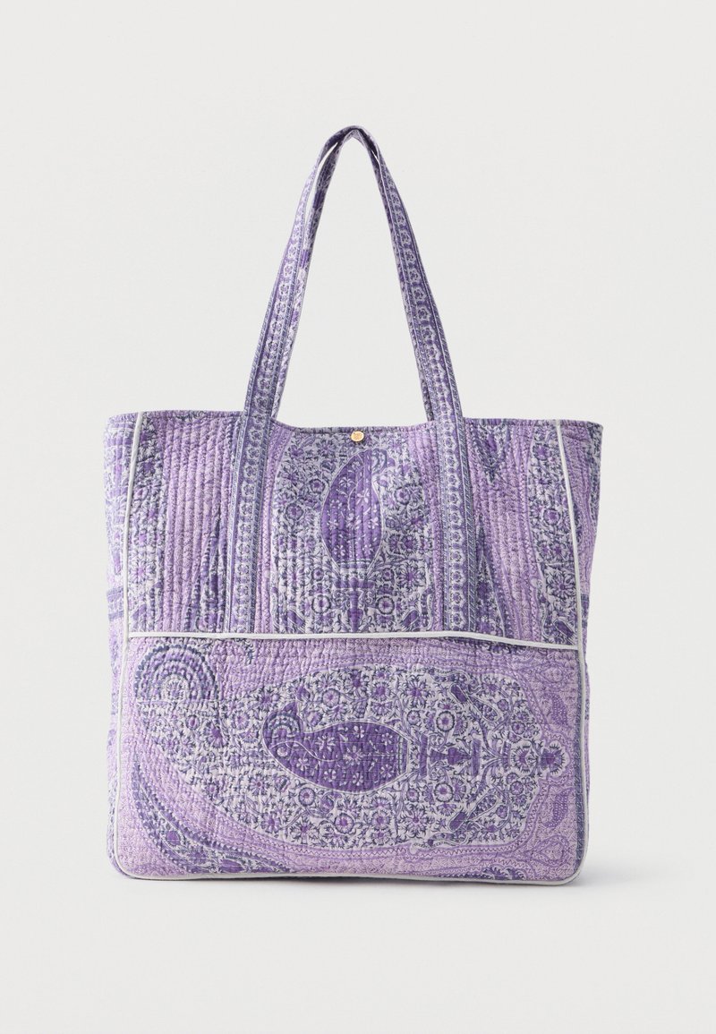 Sac cabas violet matelassé avec motif floral cachemire, double anse d'épaule et poche zippée à l'avant.