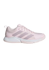 Baskets de sport rose clair en tissu mesh, trois bandes rose plus foncé sur le côté, semelle blanche texturée et fermeture lacets.