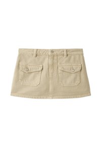 Mini-jupe en denim beige avec deux poches à rabat frontales fermées par des boutons et des passants de ceinture le long de la taille.