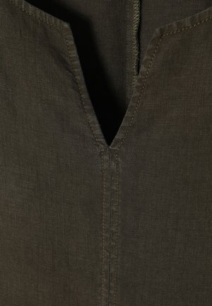 Tumedatest oliivrohelisest linast särk V-kaelusega, nähtavate õmblusdetailidega ja siledast tekstuurist. Kangas on kerge ja hingav.