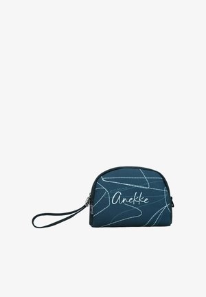 Dunkelblaues Handgelenktäschchen mit abstraktem weißem Liniendesign und dem Schriftzug „Anekke“ auf der Vorderseite, kleinem Reißverschlussanhänger und schwarzem Handgelenksriemen.