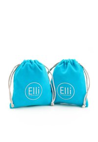 Bolsas de tela turquesa con cordones plateados, que presentan un logo circular que dice "Elli by Julie & Grace" en blanco.