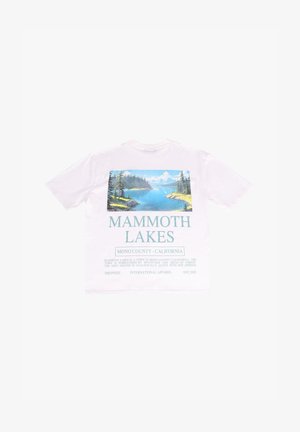 Camiseta de algodón blanca con un gráfico colorido de un paisaje de lagos y montañas en la parte posterior, con el texto "Mammoth Lakes" en color teal.