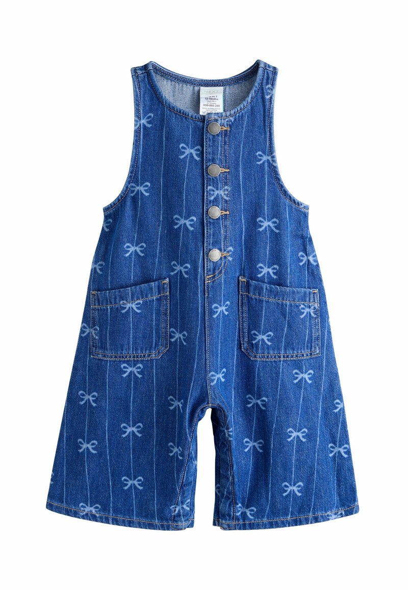 Salopette di denim con base blu, con motivo ripetuto di fiocchi, cinque bottoni sul davanti e due tasche anteriori.