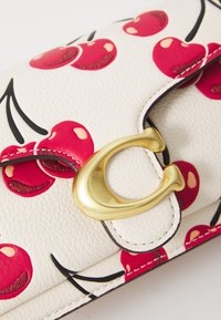 COACH CHERRY PRINT TABBY SHOULDER BAG - Axelremsväska - chalk