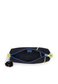 Kipling pennfodral i svart nylon, med en blå dragkedja, neongrön detalj och en liten pälskonst som är fäst vid dragkedjan.