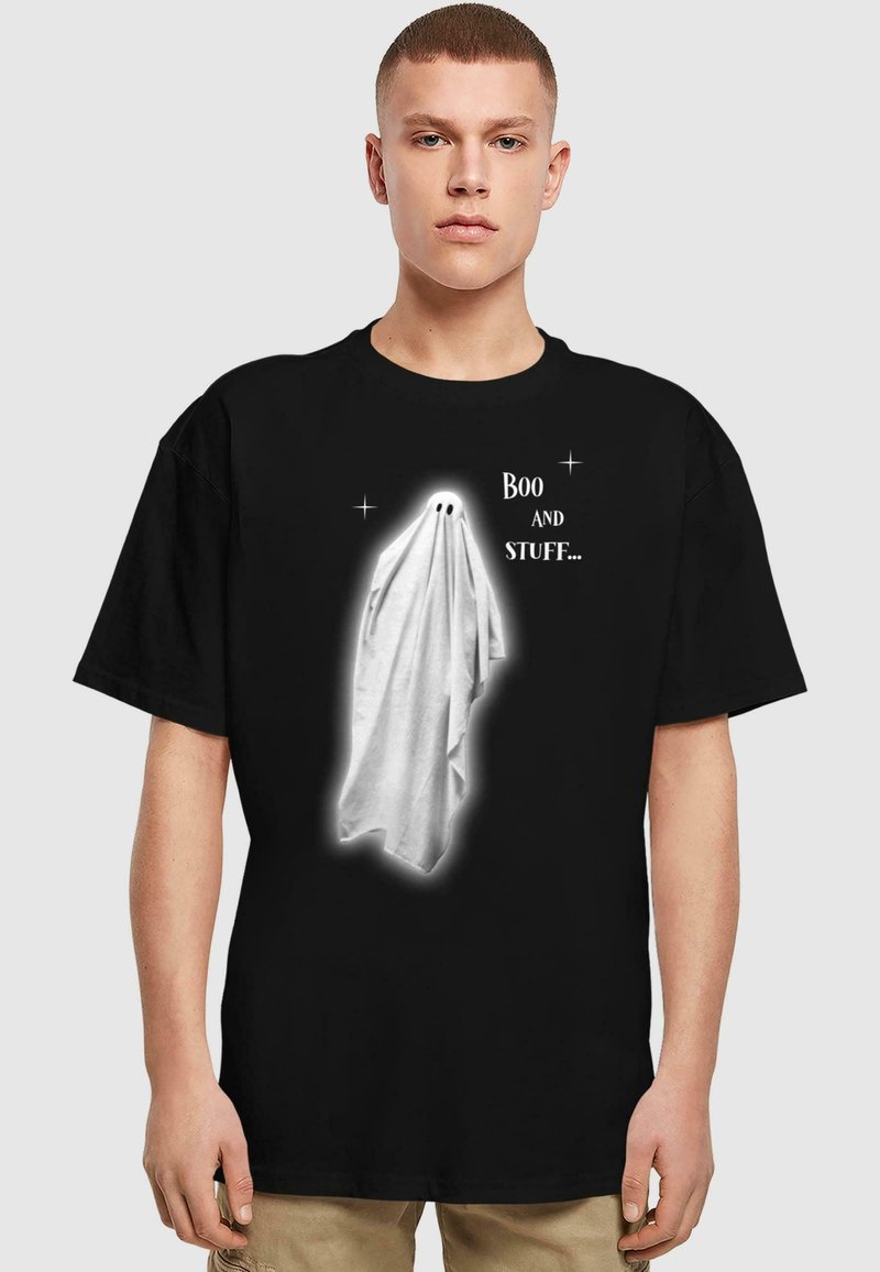 Schwarzes Baumwoll-T-Shirt mit einem weißen Geistergrafik und dem Text "Boo AND STUFF...", der prominent in der Mitte angezeigt wird.
