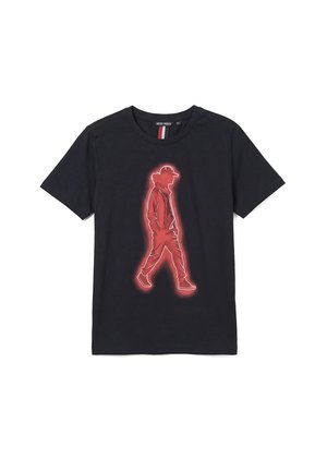 T-shirt nera a maniche corte con grafica di una persona contornata di rosso che indossa un berretto e cammina con le mani nelle tasche al centro davanti.