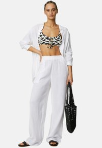 Marks & Spencer PURE COTTON ELASTICATED WAIST RELAXED TROUSERS - Strandaccessoire - soft white