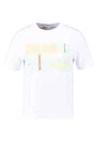 Bílý bavlněný tričko s mnohobarevným grafickým designem a textem "Calvin Klein". Kulatý výstřih a krátké rukávy. Jednoduchý, volný střih.