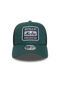 Σκούρο πράσινο καπέλο μπέιζμπολ με μαύρο πλέγμα στο πίσω μέρος, με ένα ορθογώνιο λευκό κεντητό ταμπελάκι που γράφει "BUFFALO, NY" και "New Era".