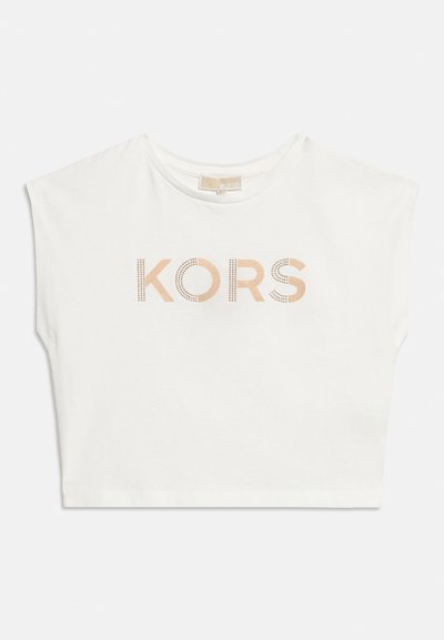 Λευκό κοντό T-shirt με κοντά μανίκια και την επιγραφή "KORS" σε ροζ χρυσά γράμματα διακοσμημένα με μικρές στρας.