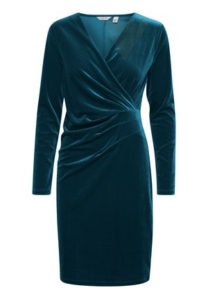 Vestido de terciopelo verde azulado con mangas largas, que presenta un diseño envolvente y textura fruncida en la cintura, de longitud hasta la rodilla y con un acabado suave.