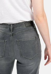 camel active MOM FIT 5-POCKET  - Jeans Tapered Fit - dark grey used