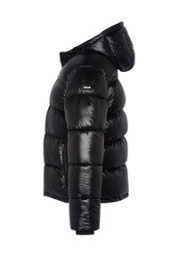 Doudoune noire brillante avec capuche, poche zippée sur le côté et logo de la marque sur la partie supérieure de la manche, vue de profil.