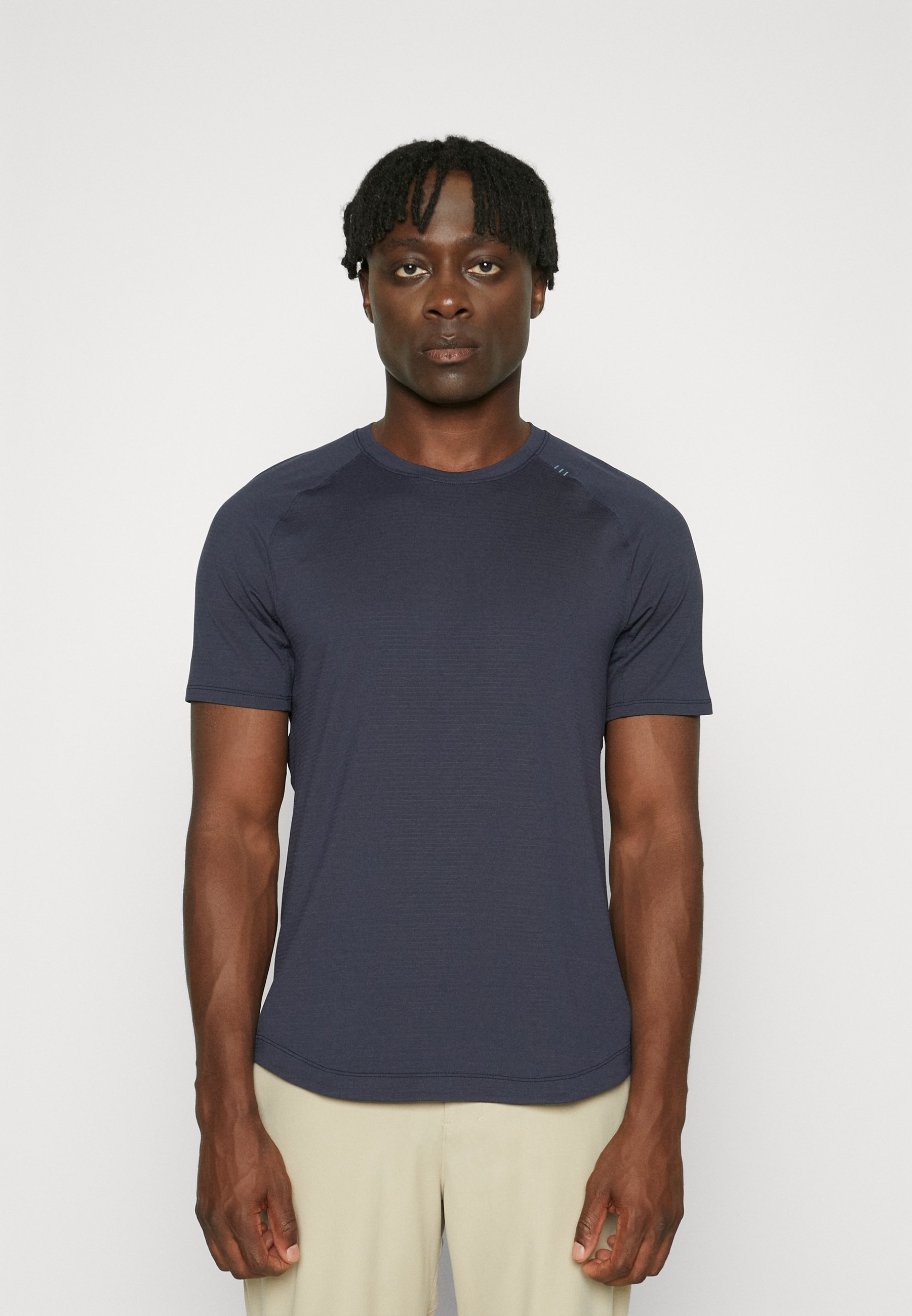 lululemon LICENSE TO TRAIN SHORT-SLEEVE - Basic T-shirt - true