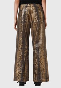 Metaliczne brązowe spodnie w szerokim kroju z wzorem w węża, z widocznymi tylnymi kieszeniami, gładką teksturą i wysokim stanem.