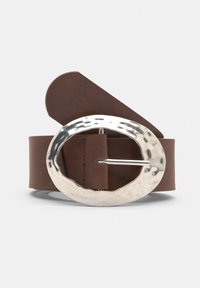 Hnedý kožený opasok s veľkou oválnou striebornou prackou s opracovaným povrchom. Pracka má kolíkový uzáver na nastavenie.