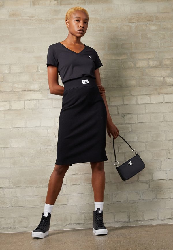 EMBROIDERY V NECK - Basic T-shirt