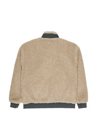Beige fleecejakke med en blød, struktureret overflade, der har en mørk krave og manchetter. Løs pasform med et lige rygdesign.