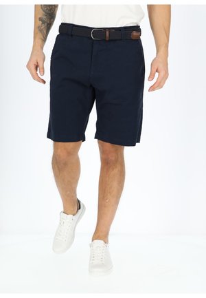 Navyblauwe katoenen shorts met een gestructureerd ontwerp, voorzien van een geweven zwarte riem en accenten van bruin leer, eindigend boven de knie.