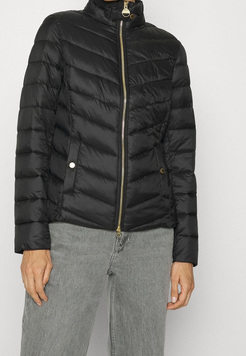 Schwarze Daunenjacke mit hohem Kragen, goldenem Reißverschluss und horizontalen Nähten. Verfügt über seitliche Taschen mit goldenen Akzenten und eine taillierte Passform.