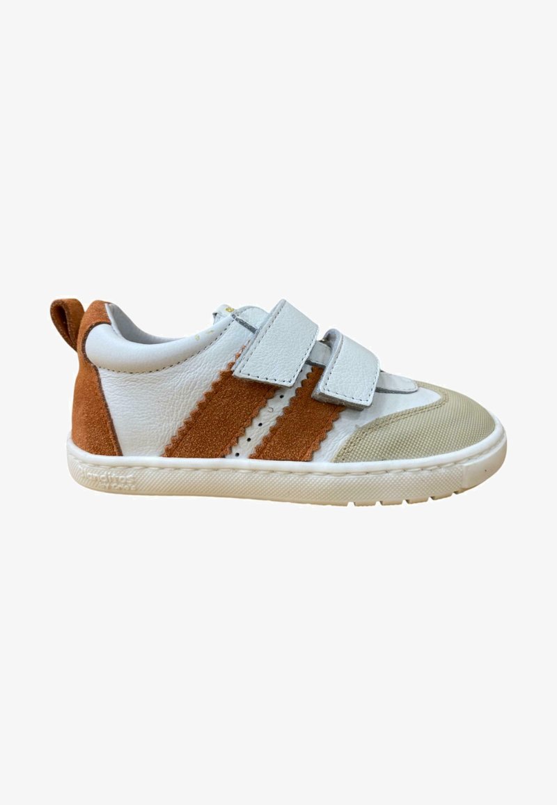 Zapatilla blanca de piel con detalles en gamuza marrón, dos correas de velcro y una suela de goma texturizada; con una puntera beige y un diseño a rayas.