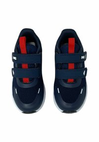 Sneakers a rete blu navy con accenti rossi e strap a strappo. Presentano una superficie testurizzata e suole in gomma con dettagli bianchi.