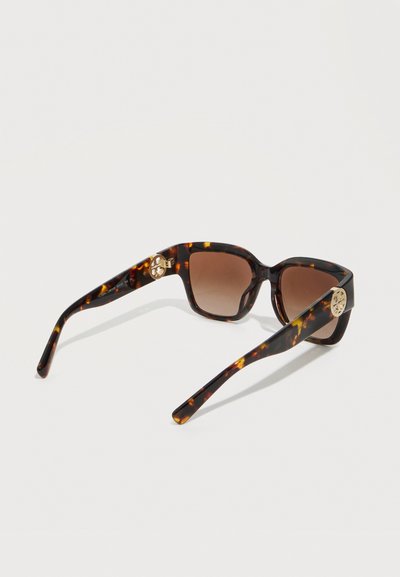 Τετράγωνα γυαλιά ηλίου σε σχέδιο χελώνας με καφέ φακούς διαβαθμισμένου χρώματος και χρυσά κυκλικά λογότυπα στα πλαινά μέρη.