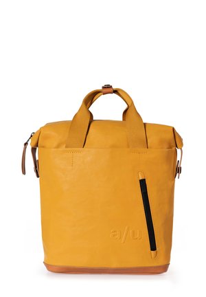 Borsa in pelle gialla con un design strutturato, doppie maniglie, spallacci regolabili e una tasca laterale con zip. Presenta un marchio impresso e una texture liscia.