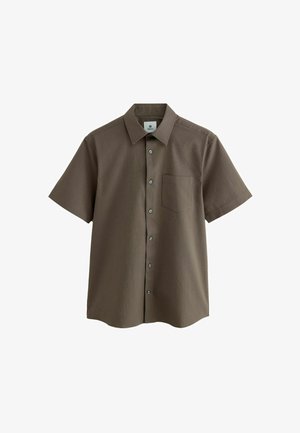 Hnědá košile s krátkými rukávy z texturované látky, s límečkem na knoflíky, přední kapsou a modrými knoflíky.